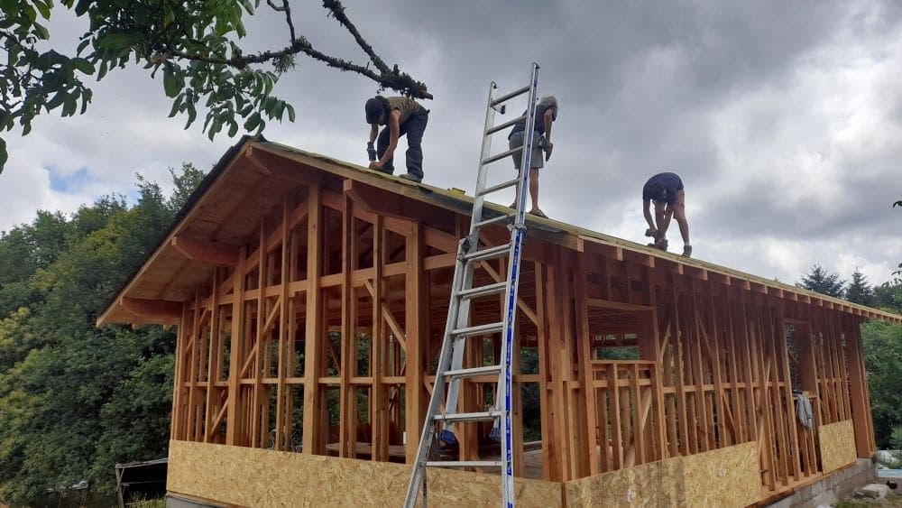 Chantier participatif, pose de la toiture
